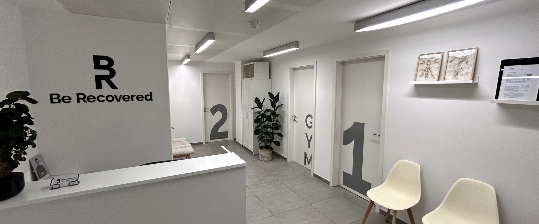 Pasillo y recepción de la clínica Be Recovered