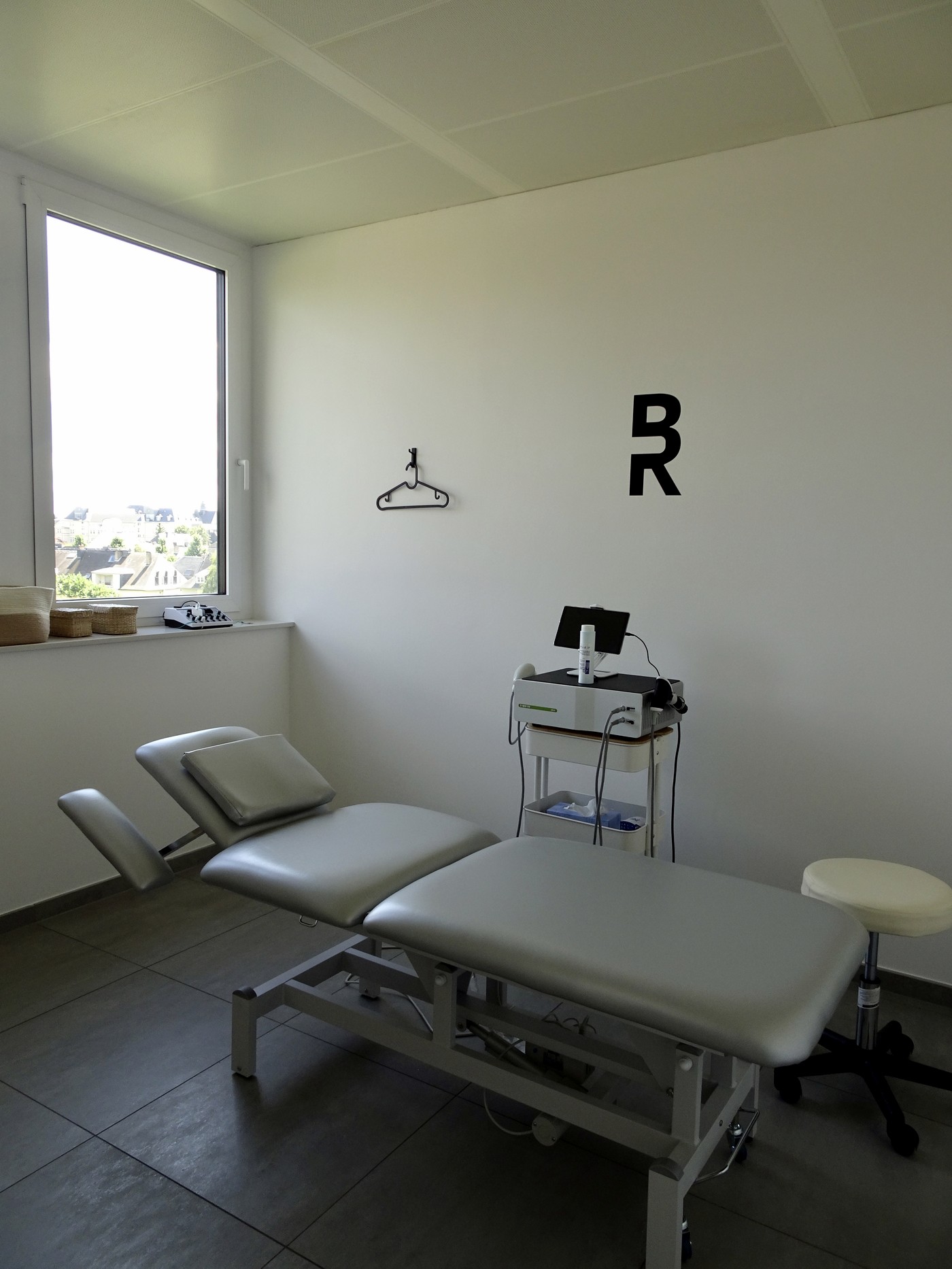 Sala de tratamiento con equipo de electroterapia